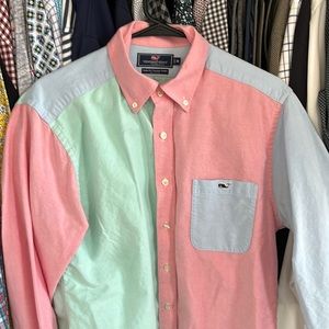 Vineyard Vines multi colored button down shirt. Size Medium. Great condition!